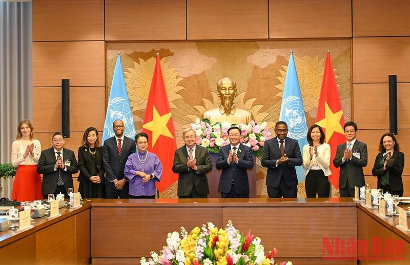 Vuong Dinh Hue y António Gutteres, junto a los delegados.